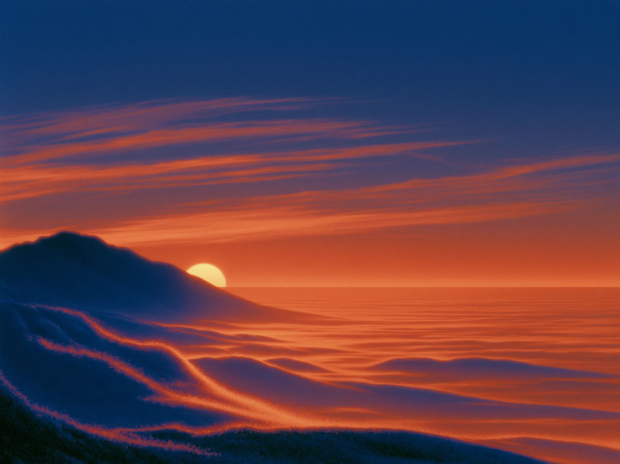 Eine Sonne versinkt unter streifigen Wolken in einem orangefarbenen Meer, daneben ein dunkelblauer Hügel mit weichen, fließenden Konturen.