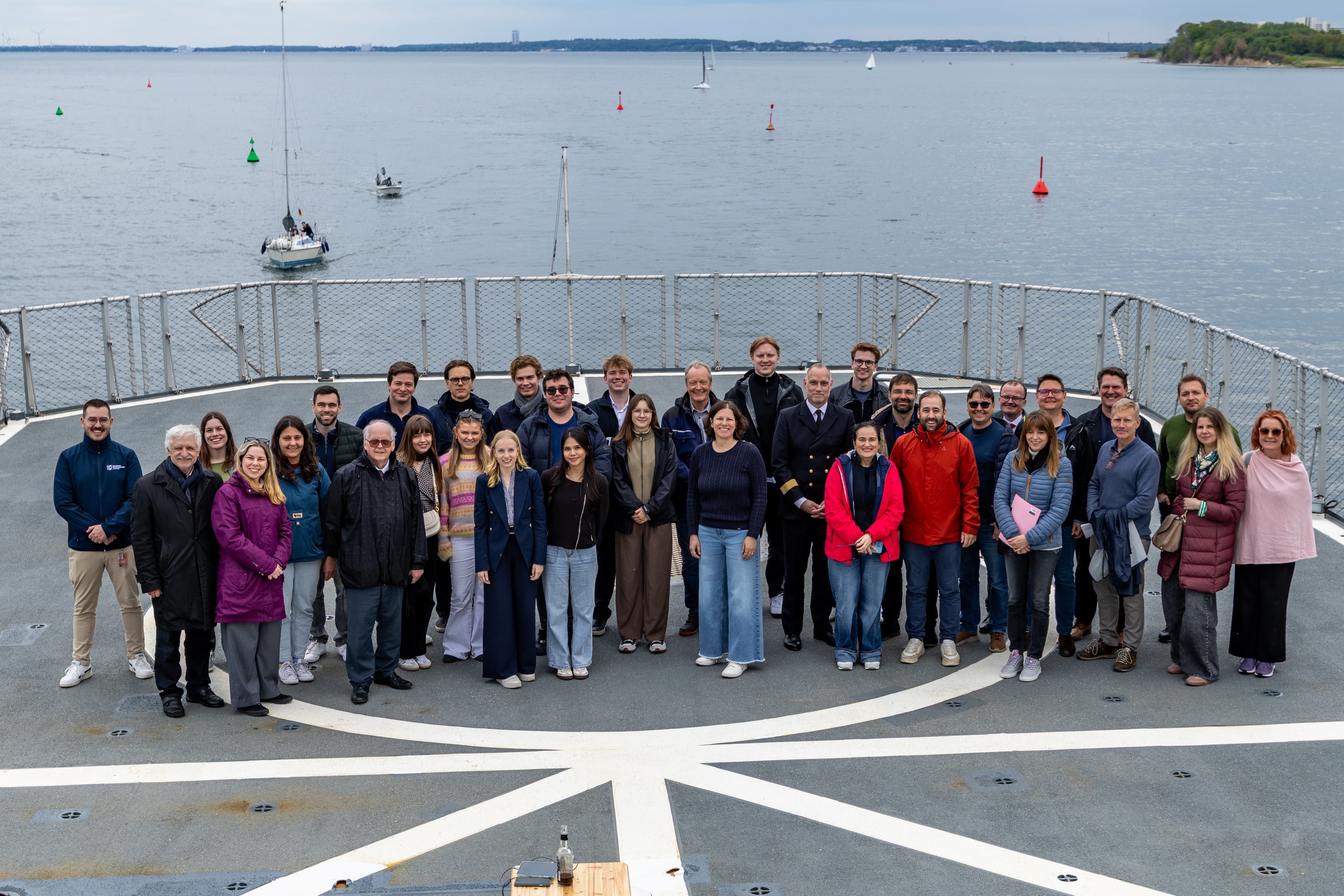 Gruppenfoto an Deck beim BSPC Standing Committee × Youth Side Event vor der Schleswig-Holstein-Küste