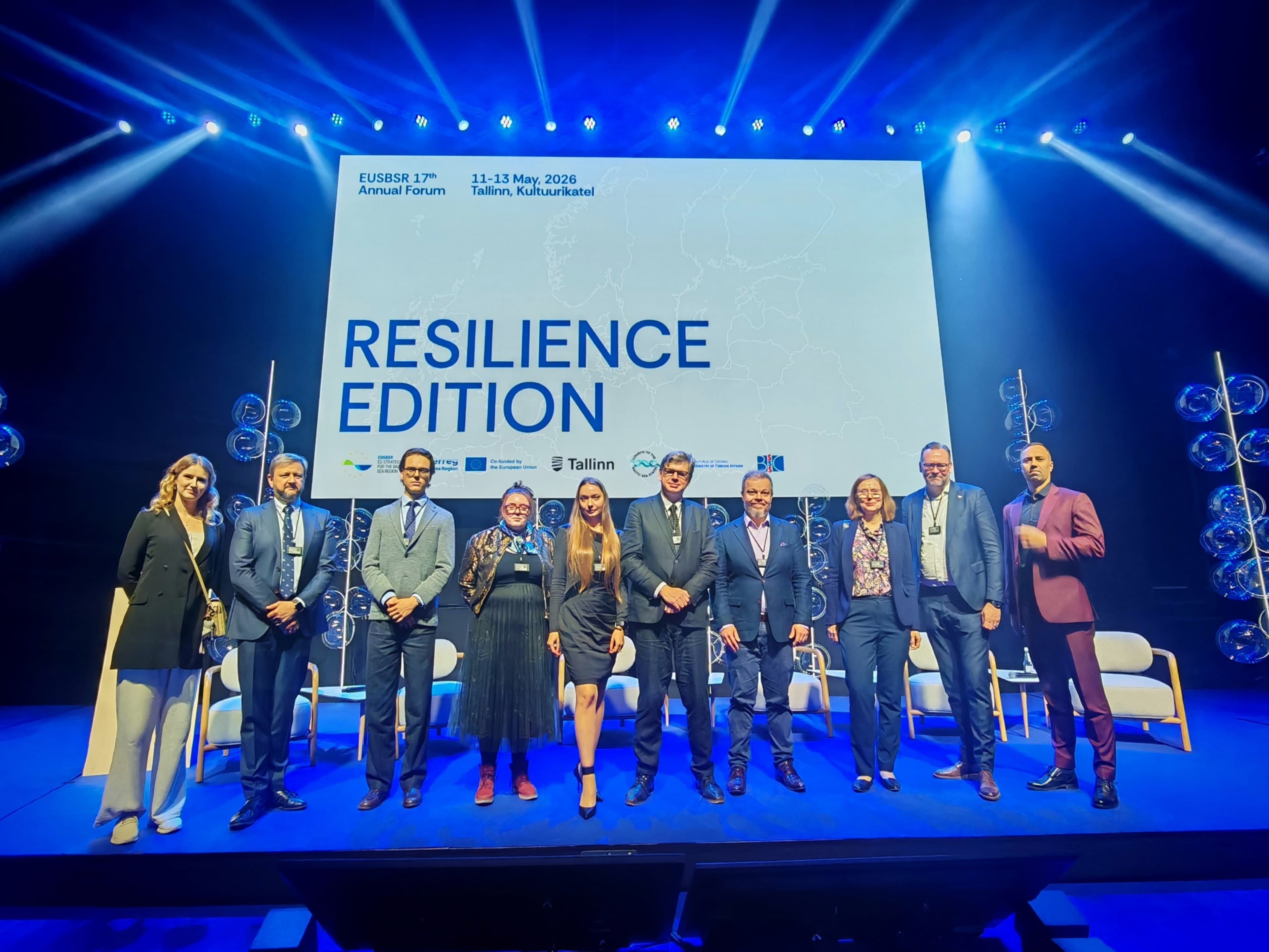 Gruppenfoto Resilience Edition auf der Bühne des EUSBSR Annual Forum 2026